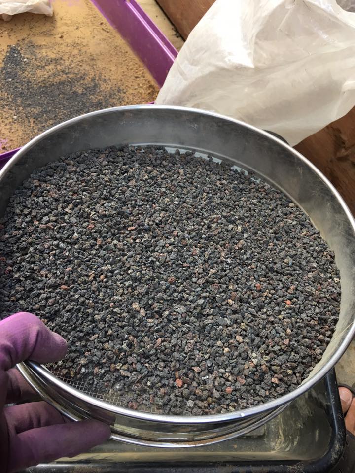 Nham thạch đen (Black Lava) được sàn để chọn hạt bằng nhau